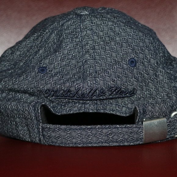 Los Angeles Lakers Mitchell & Ness Adjustable Gray Strapback - Picture 2 of 3